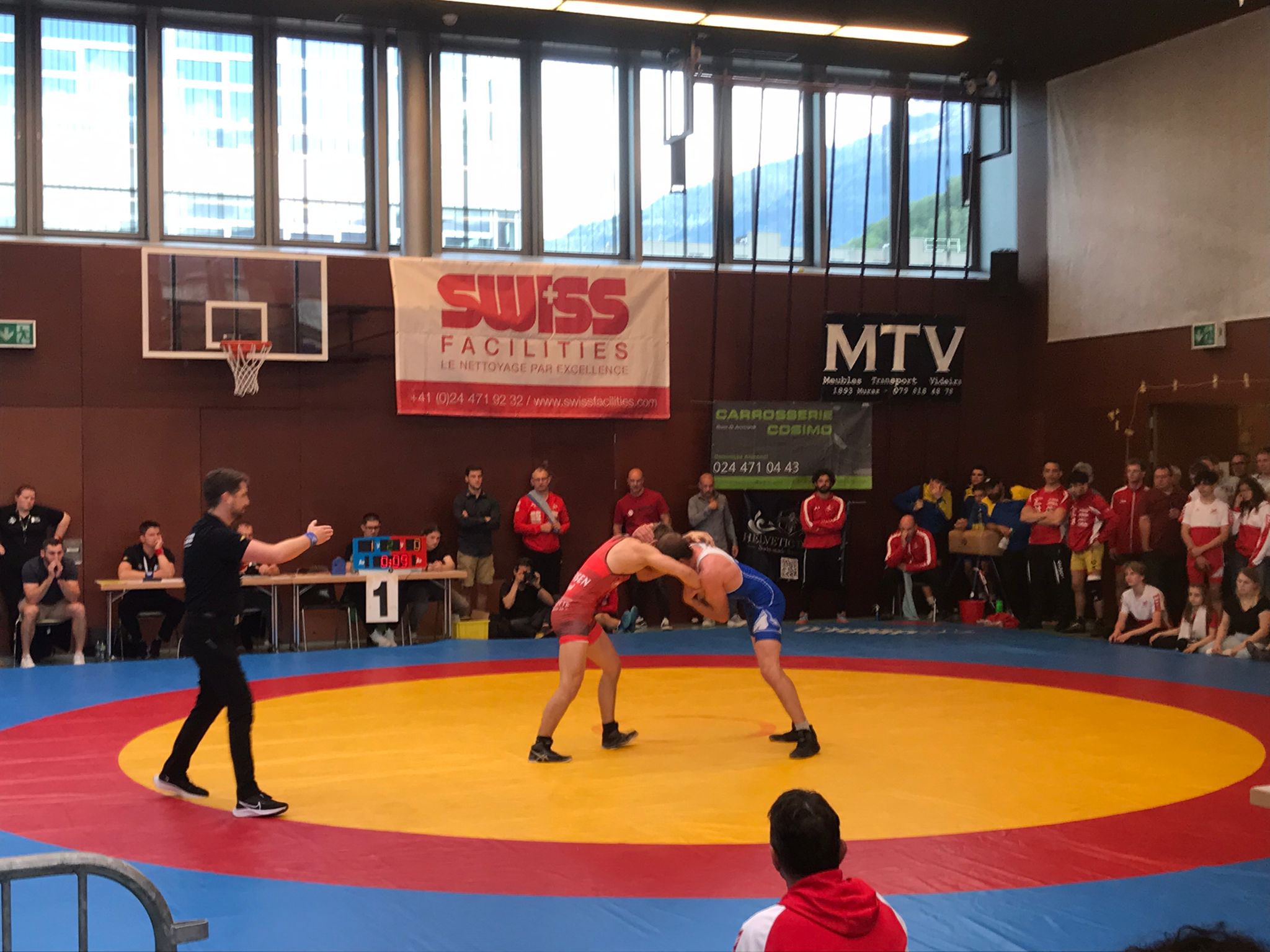 Kim Besse lors de la demi-finale, sous les encouragements de la salle des Perraires.